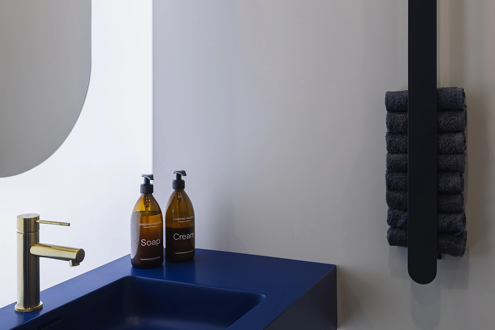 Лайтбокс во всю стену делает отражение пациентов идеальным