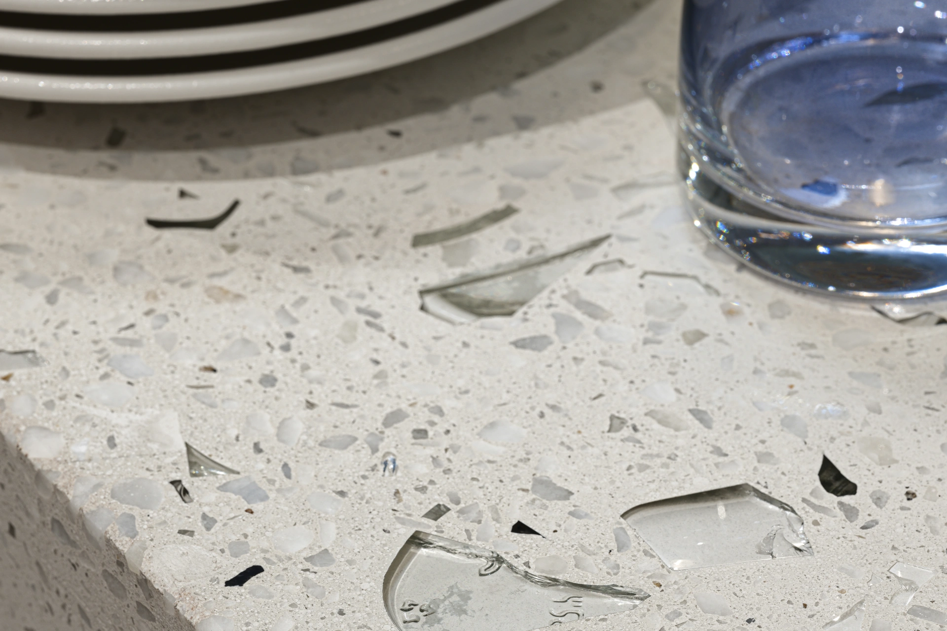 Бетонное терраццо с цветным стеклом