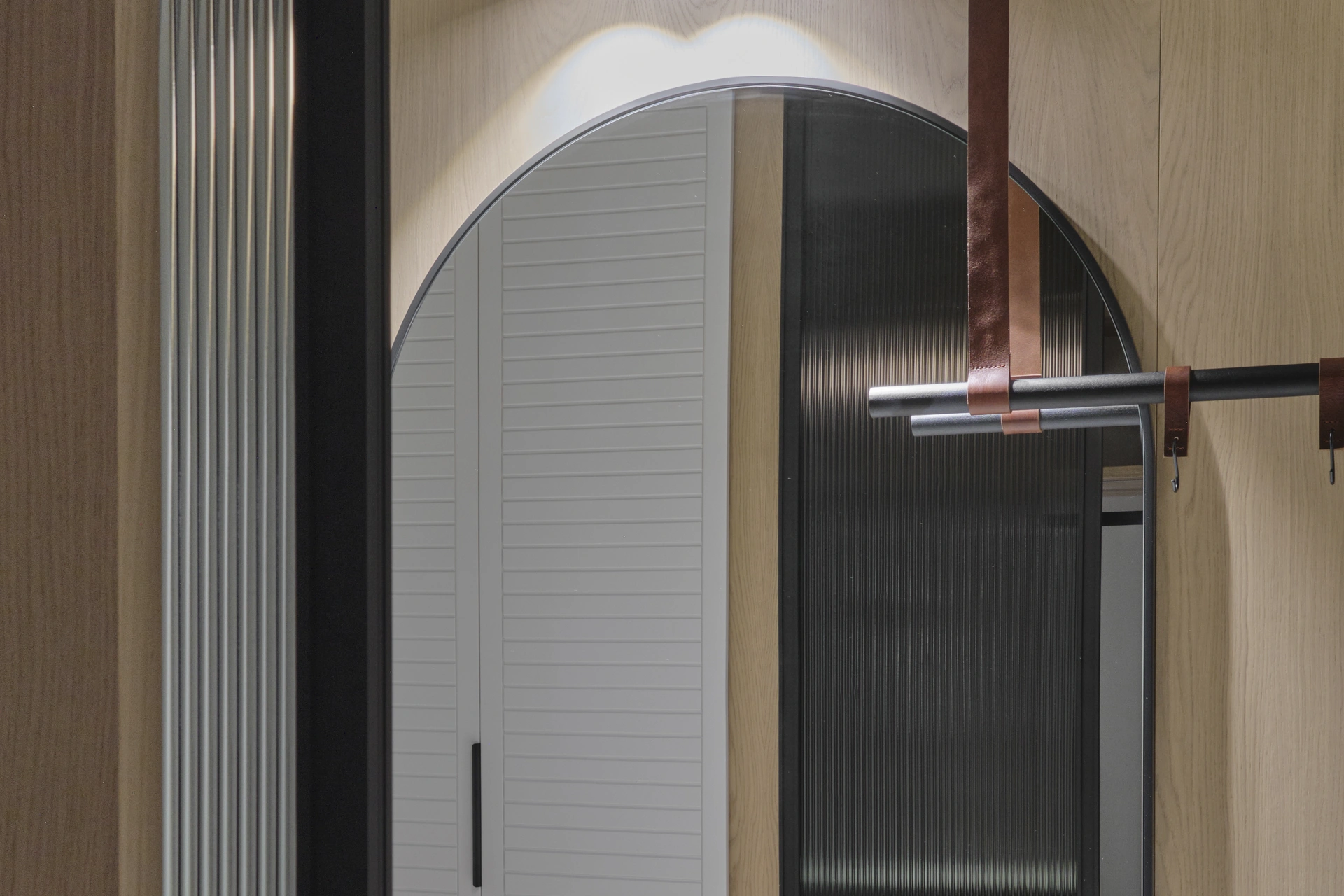 Подвесная вешалка с ременной кожей для гостей создана специально для проекта