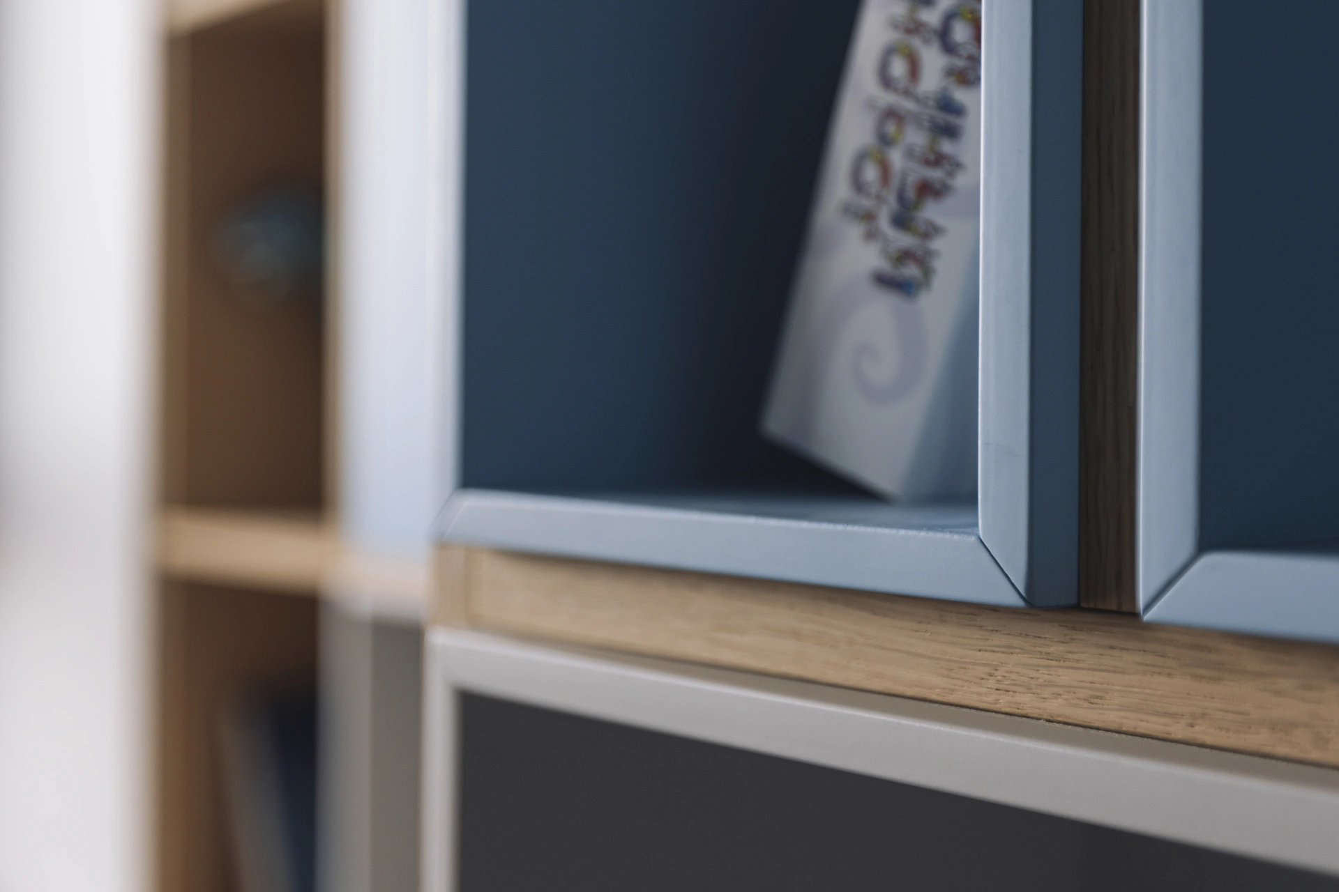 Специально разработанная и изготовленная для интерьера мебель