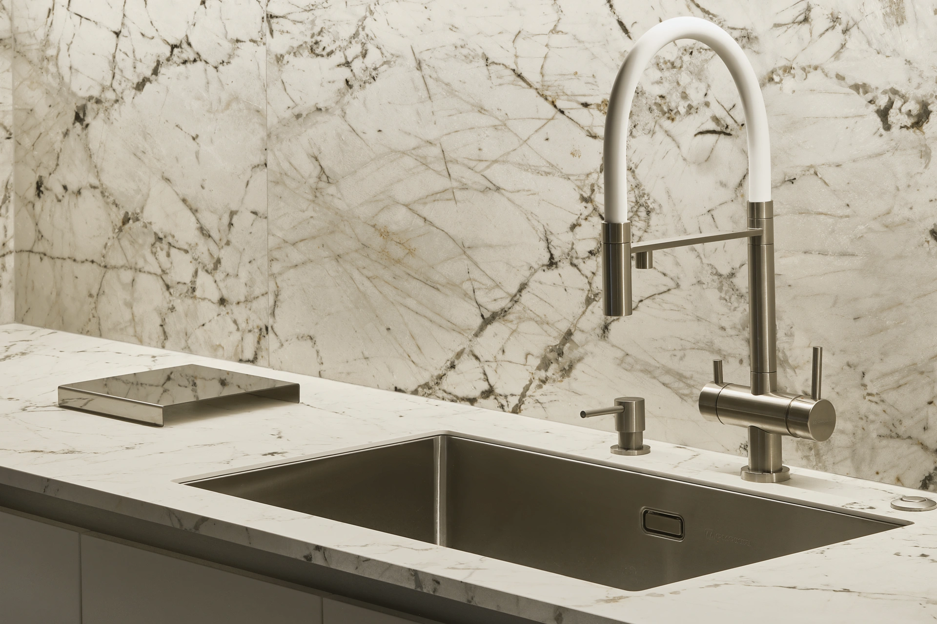 Сочетание нержавеющей стали, мрамора и светлых поверхностей